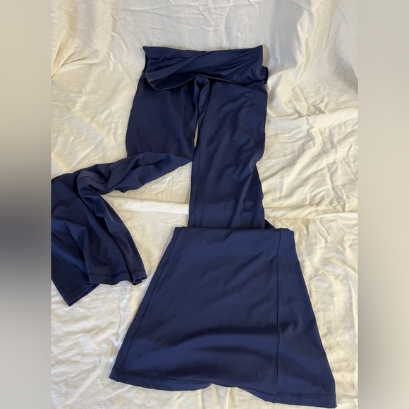 OFFLINE Blue flare leggings with crossover waist. Some ribbing detail - Picture 4 of 5